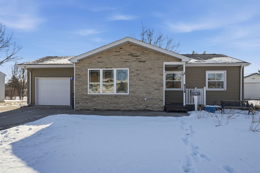 Photo of 1610 Kane Street, Dubuque, IA 52001 (MLS # 153885)