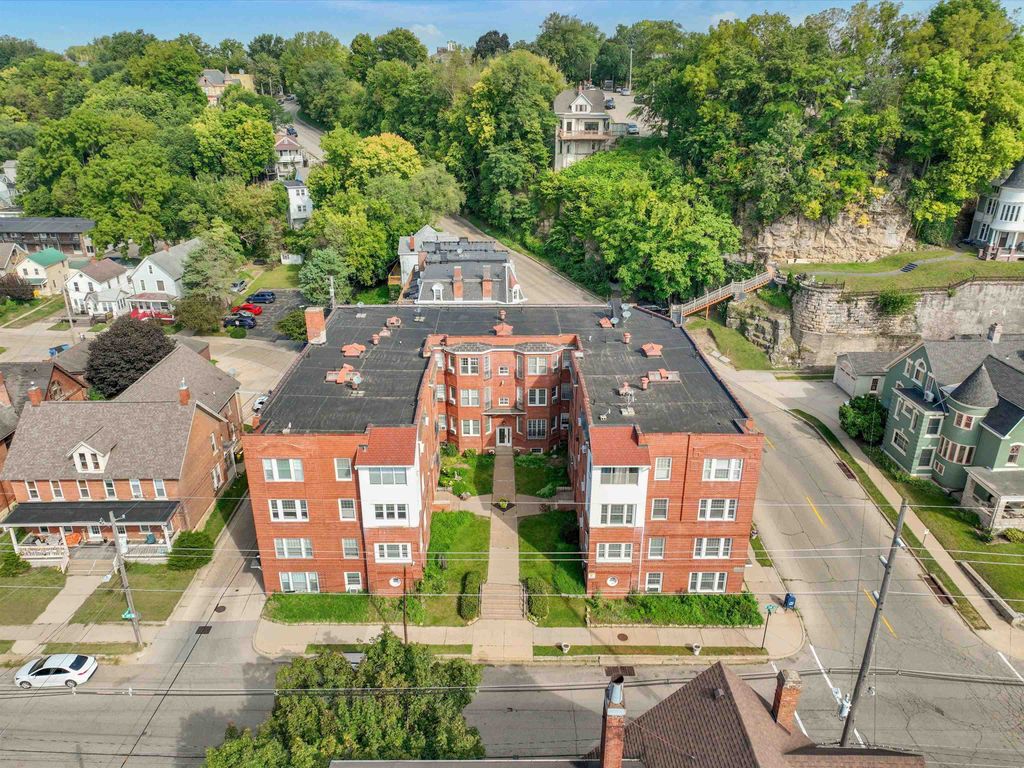 Photo of 201 W 17th Street, Dubuque, IA 52001 (MLS # 153254)