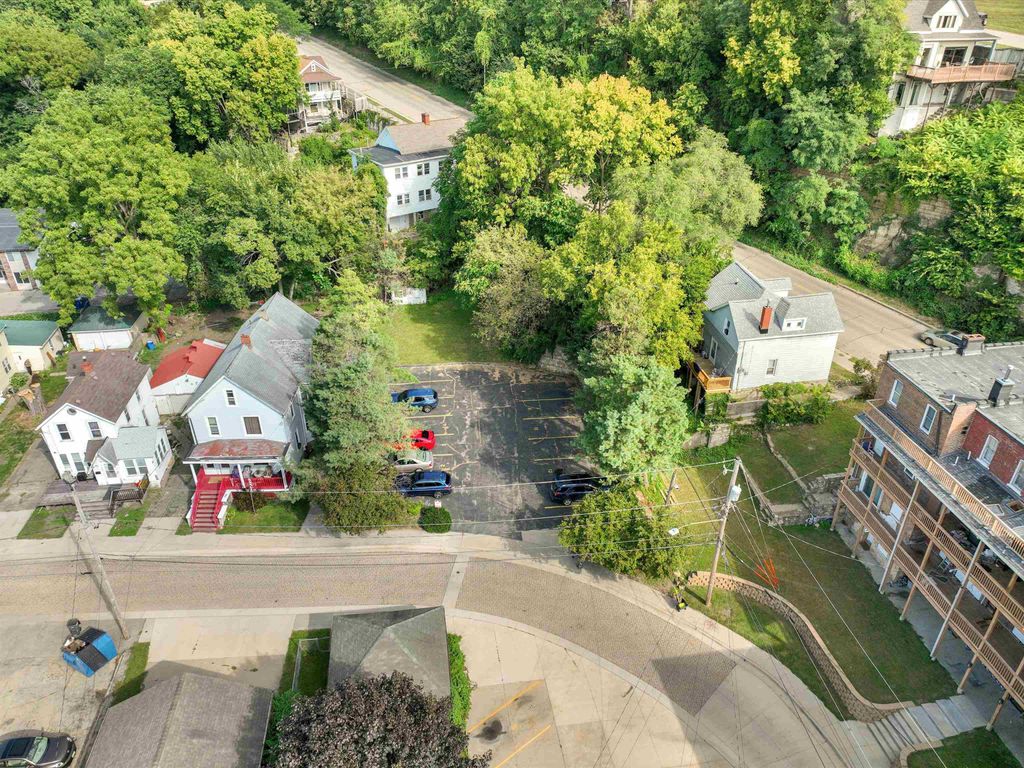 Photo of 201 W 17th Street, Dubuque, IA 52001 (MLS # 153254)