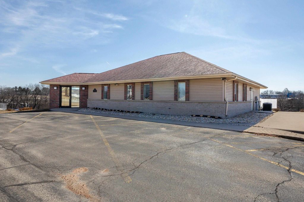 Photo of 915 E Mineral Street, Platteville, WI 53818 (MLS # 151608)