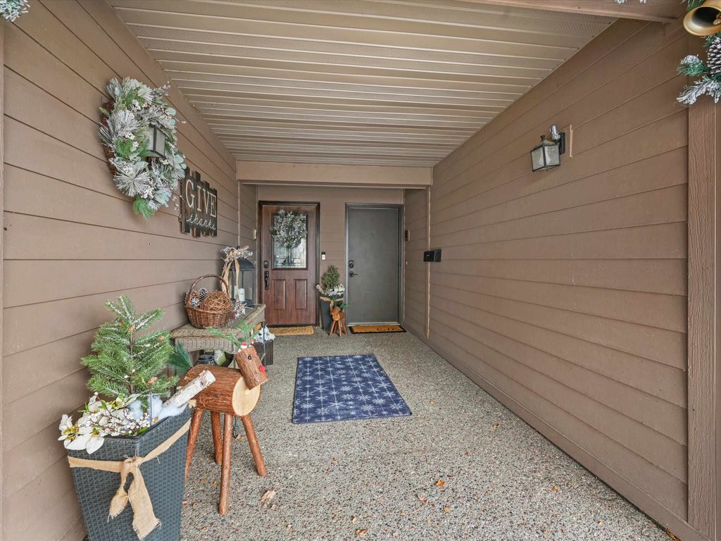 Photo of 832 Stone Ridge Place, Dubuque, IA 52001 (MLS # 153521)