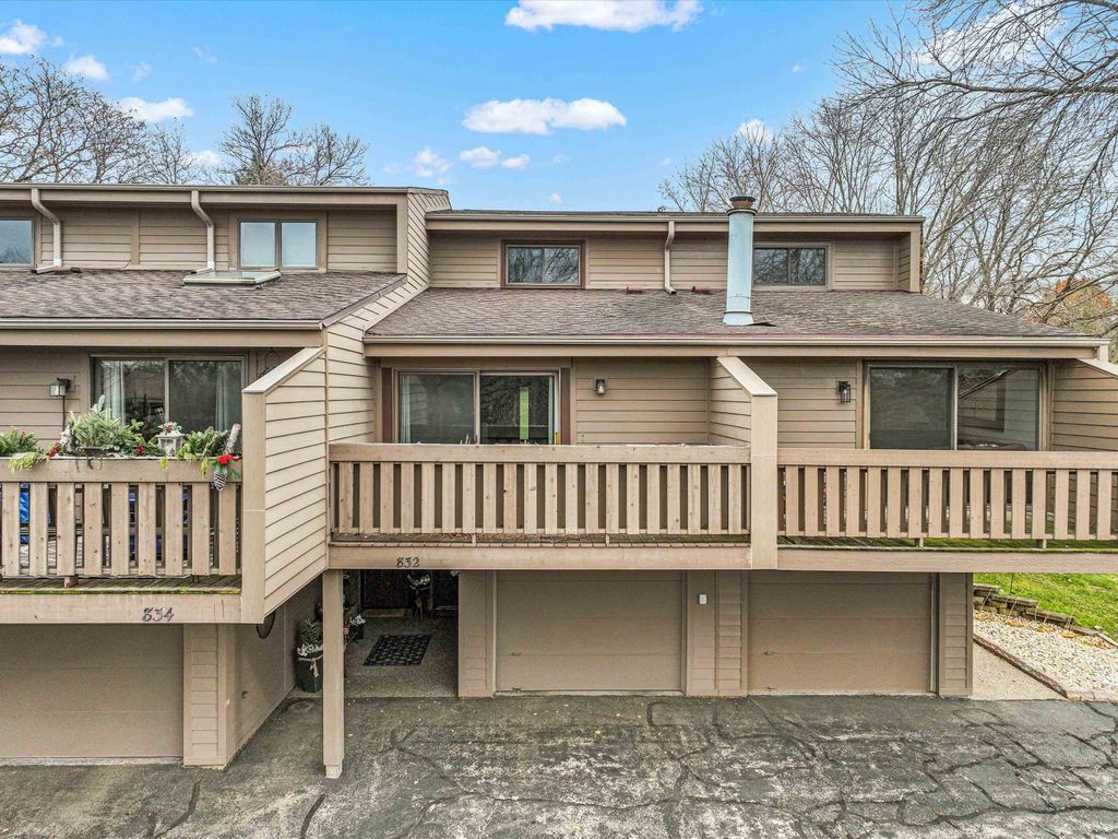 Photo of 832 Stone Ridge Place, Dubuque, IA 52001 (MLS # 153521)