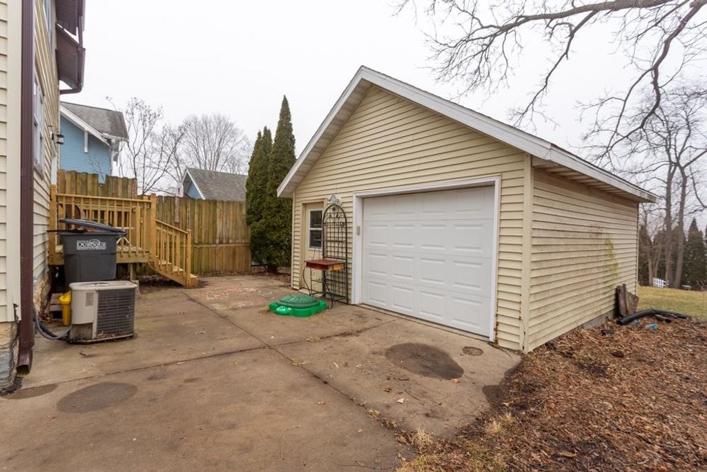 Photo of 1021 Mount Loretta Avenue, Dubuque, IA 52003 (MLS # 154080)