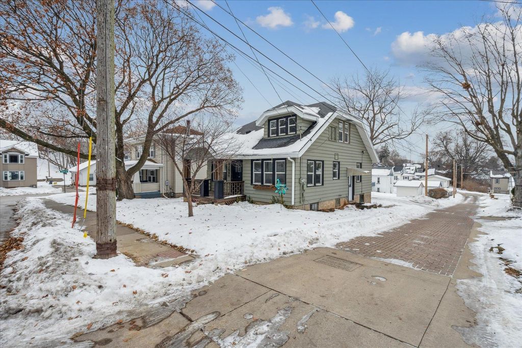 Photo of 2155 Decorah Street, Dubuque, IA 52001 (MLS # 153614)