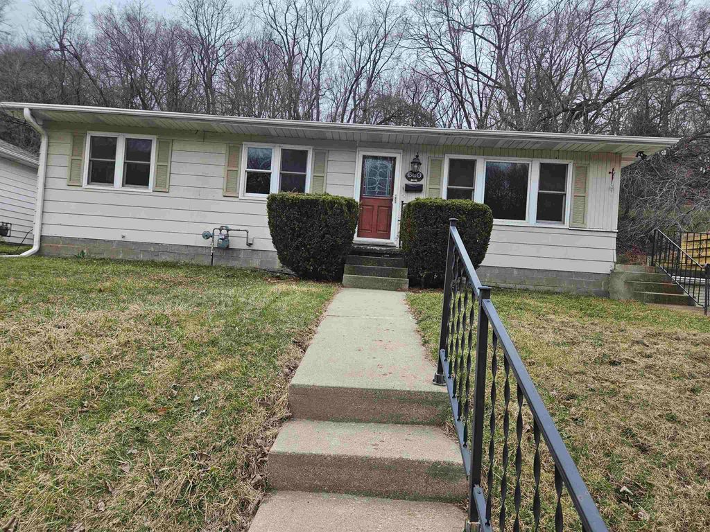 Photo of 600 Kaufmann Avenue, Dubuque, IA 52001 (MLS # 154215)