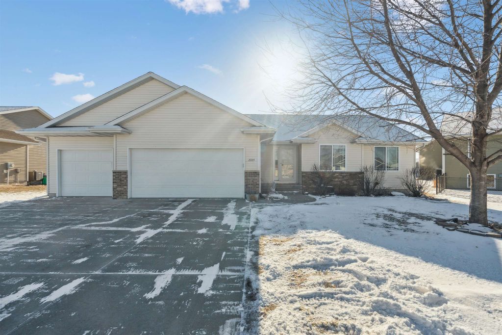 Photo of 2725 50th Street, Marion, IA 52302 (MLS # 153911)