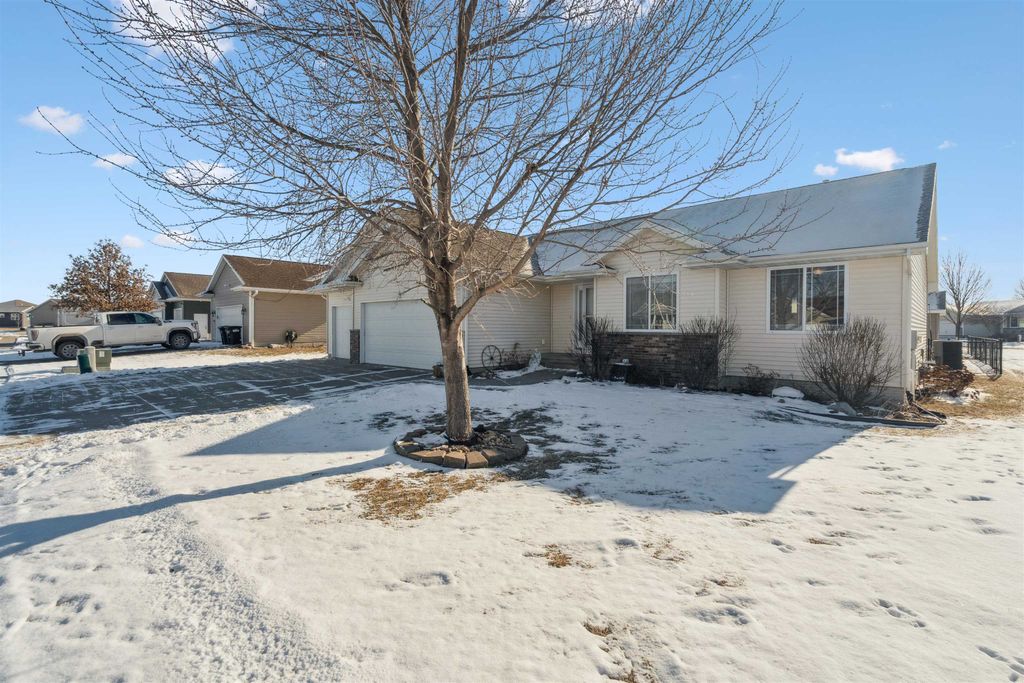 Photo of 2725 50th Street, Marion, IA 52302 (MLS # 153911)