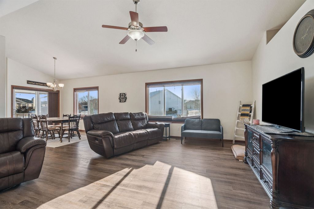 Photo of 2725 50th Street, Marion, IA 52302 (MLS # 153911)