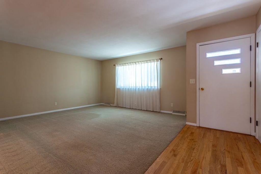 Photo of 1330 Tomahawk Drive, Dubuque, IA 52003 (MLS # 153840)