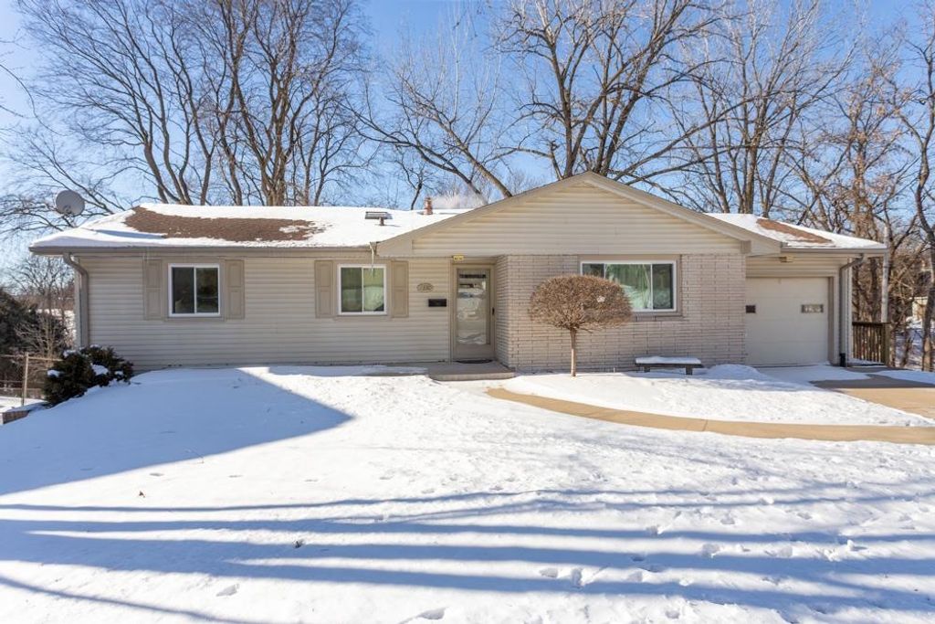 Photo of 1330 Tomahawk Drive, Dubuque, IA 52003 (MLS # 153840)