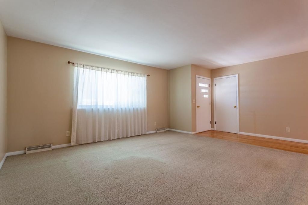 Photo of 1330 Tomahawk Drive, Dubuque, IA 52003 (MLS # 153840)