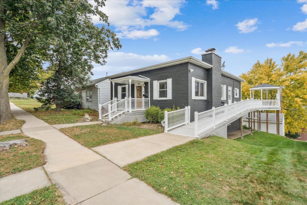 Photo of 595 Cooper Place, Dubuque, IA 52001 (MLS # 153933)