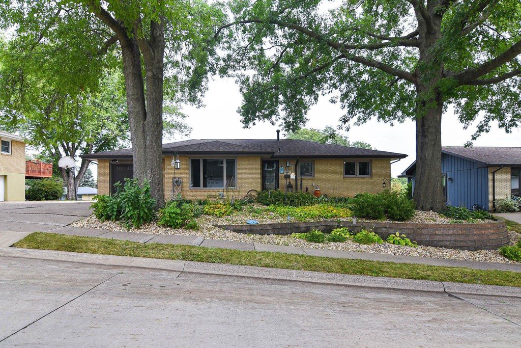 Photo of 3427 Crestwood Drive, Dubuque, IA 52002 (MLS # 153194)