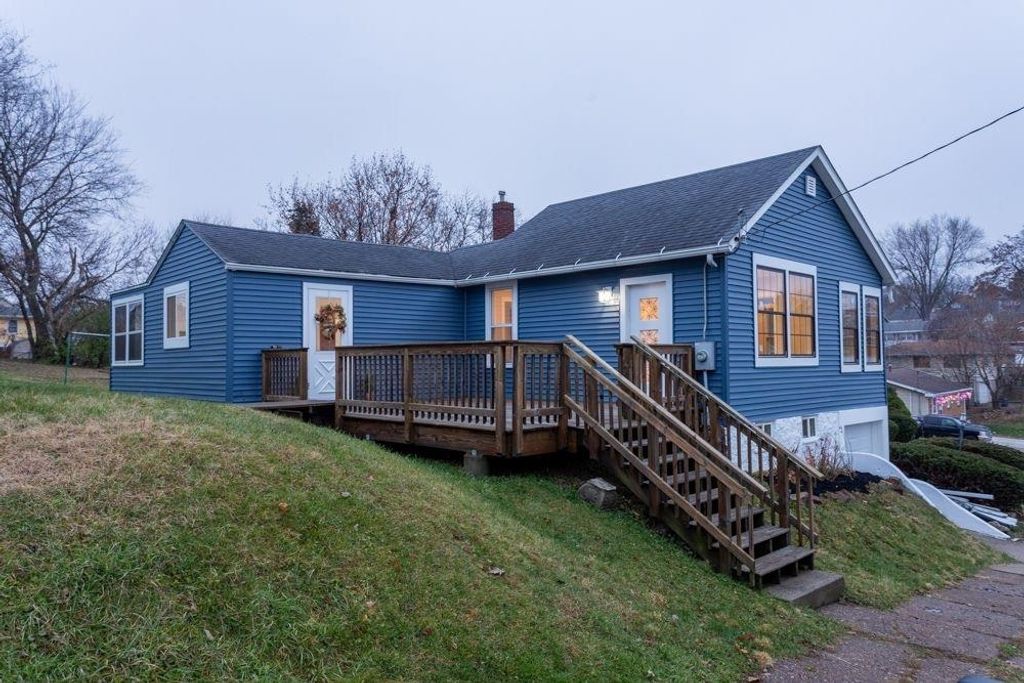 Photo of 1090 Edina Street, Dubuque, IA 52001 (MLS # 153533)