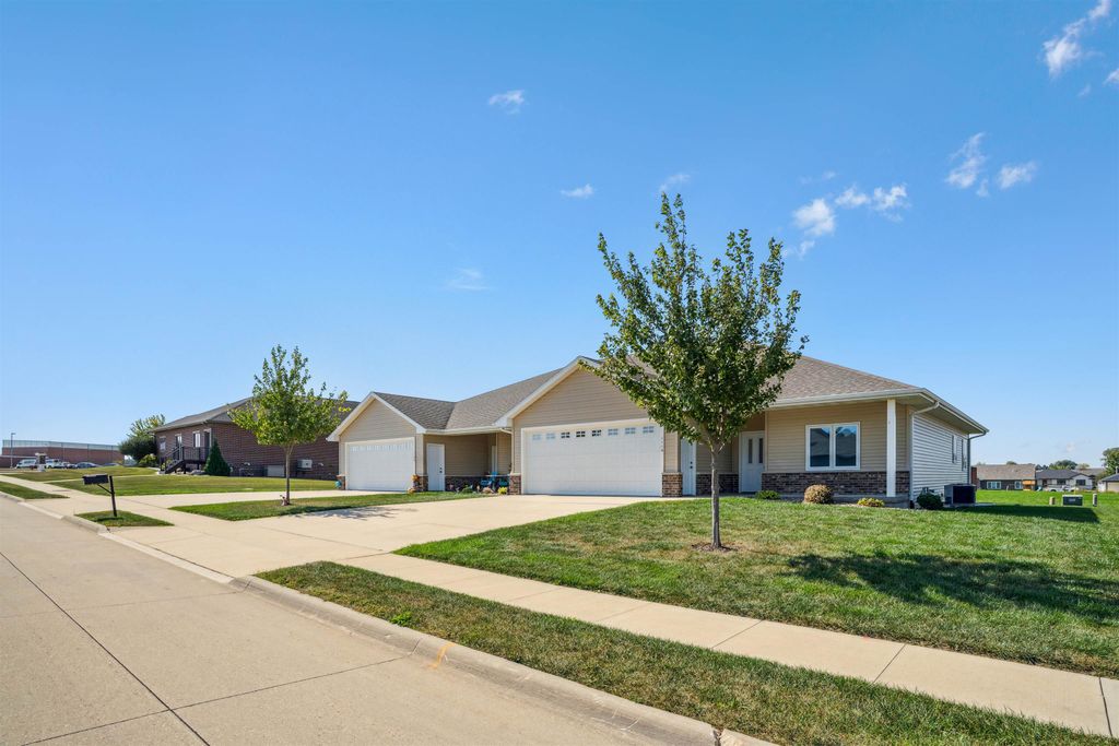 Photo of 1114 8th St SW St, Dyersville, IA 52040 (MLS # 153130)