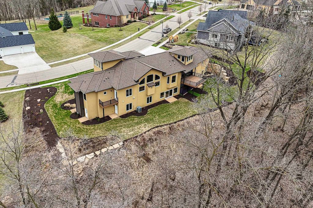 Photo of 1735 Creek Wood Drive, Dubuque, IA 52003 (MLS # 151650)