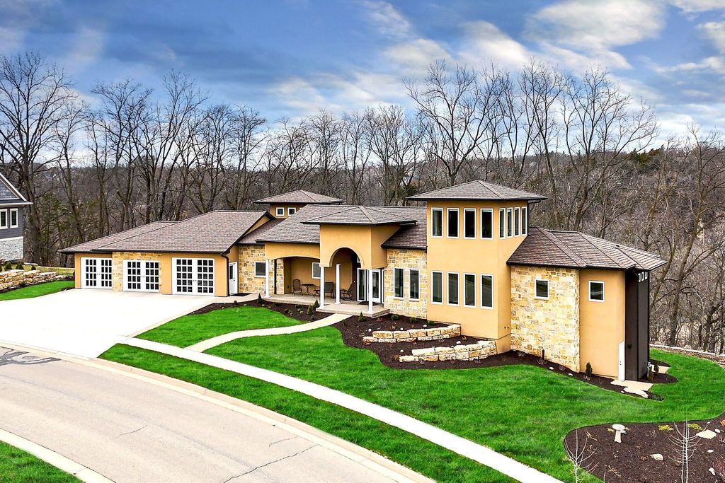 Photo of 1735 Creek Wood Drive, Dubuque, IA 52003 (MLS # 151650)