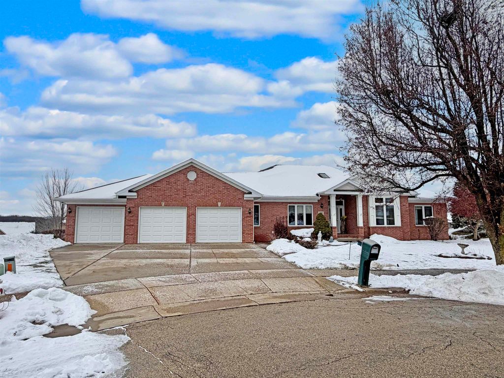 Photo of 1051 Barbaralee Drive, Dubuque, IA 52003 (MLS # 152836)