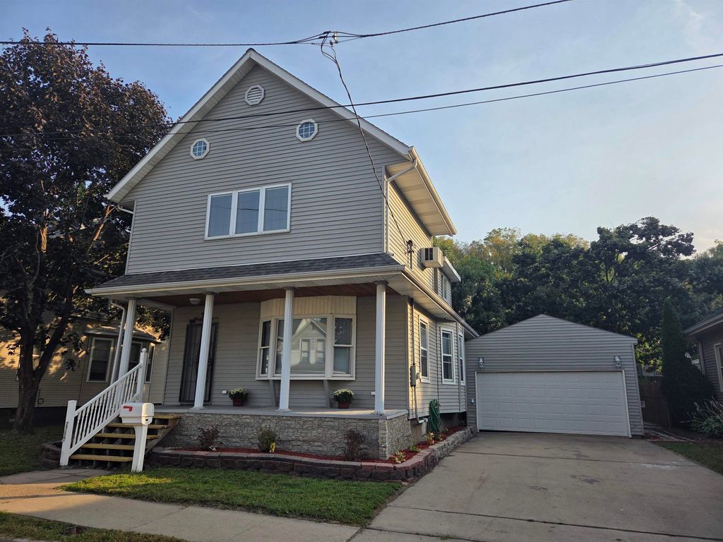 Photo of 2710 Elm Street, Dubuque, IA 52001 (MLS # 153015)