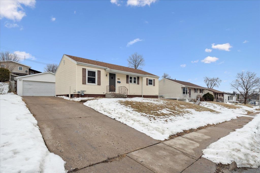 Photo of 2935 Van Buren Street, Dubuque, IA 52001 (MLS # 153918)