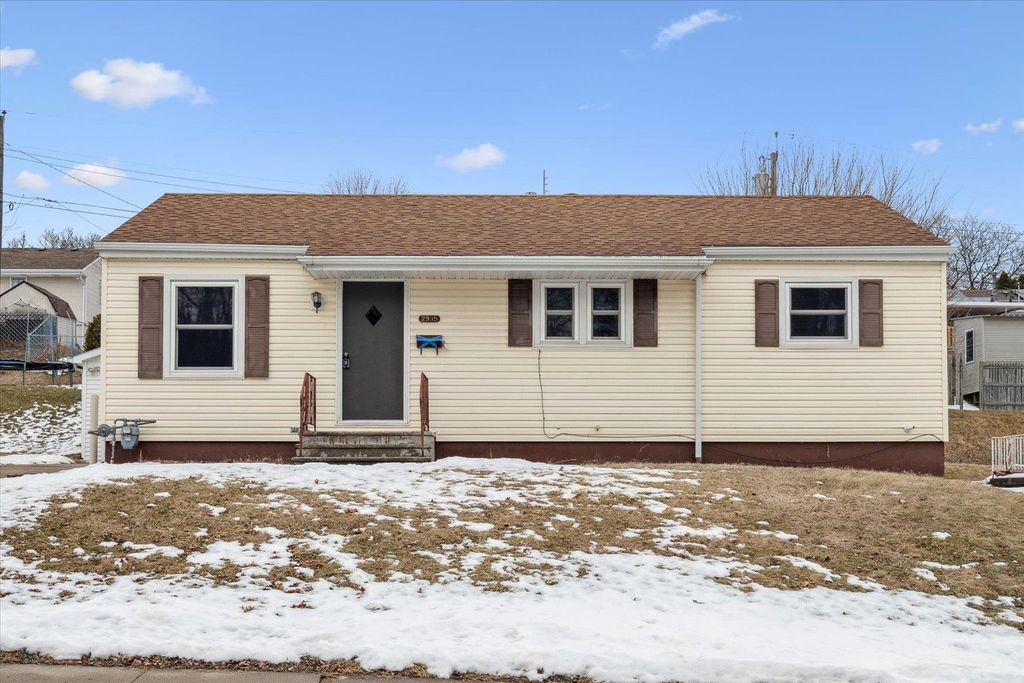 Photo of 2935 Van Buren Street, Dubuque, IA 52001 (MLS # 153918)