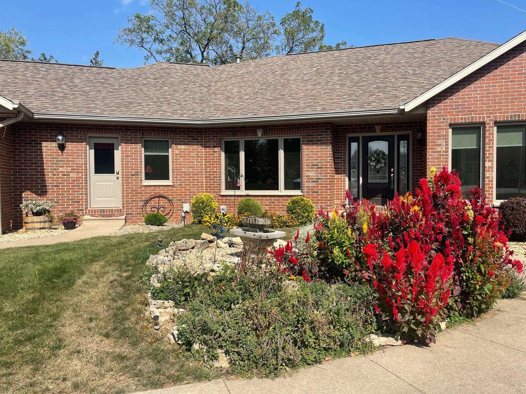 Photo of 10867 Golden Oaks Drive, Dubuque, IA 52003 (MLS # 153167)