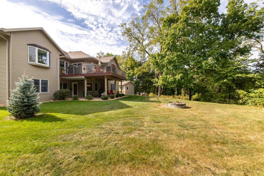Photo of 10867 Golden Oaks Drive, Dubuque, IA 52003 (MLS # 153167)