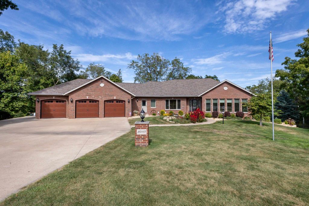 Photo of 10867 Golden Oaks Drive, Dubuque, IA 52003 (MLS # 153167)