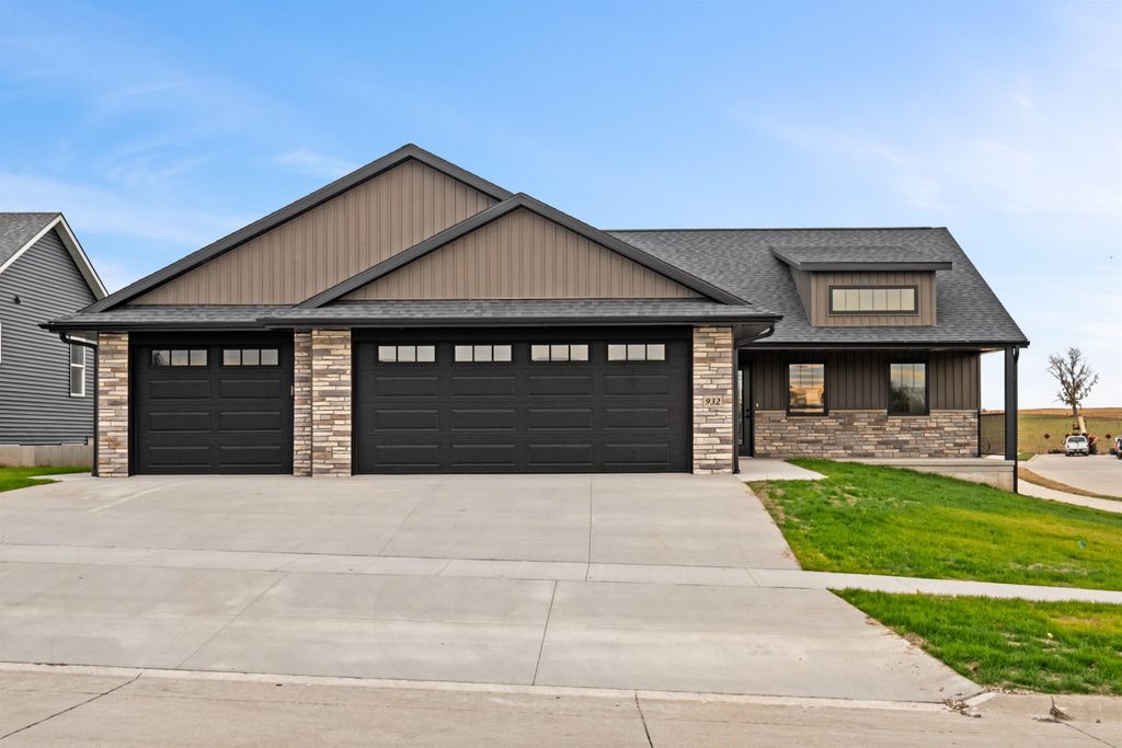 Photo of 932 Red Oak Street, Manchester, IA 52057 (MLS # 153439)