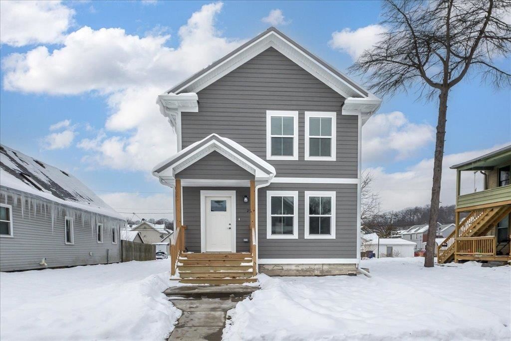 Photo of 2527 Washington Street, Dubuque, IA 52001 (MLS # 153705)