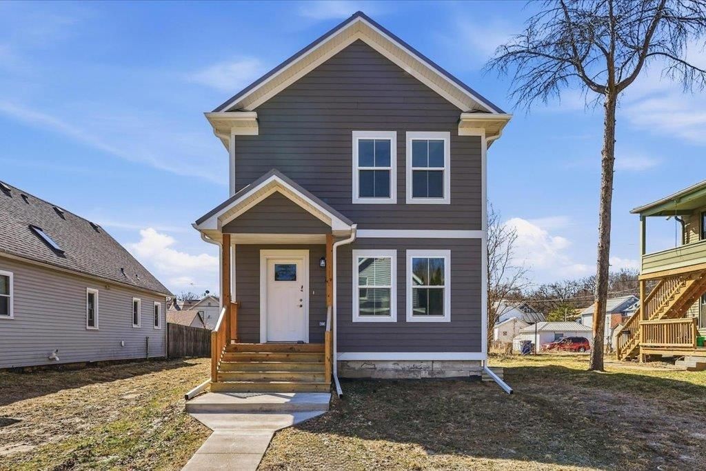 Photo of 2527 Washington Street, Dubuque, IA 52001 (MLS # 153705)