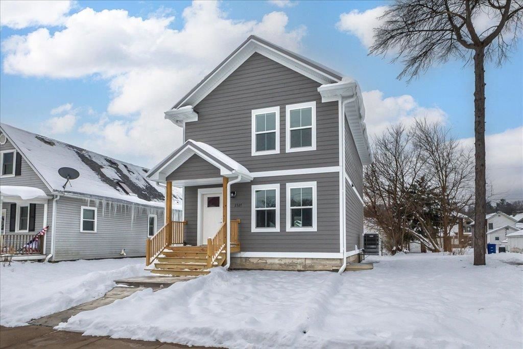 Photo of 2527 Washington Street, Dubuque, IA 52001 (MLS # 153705)