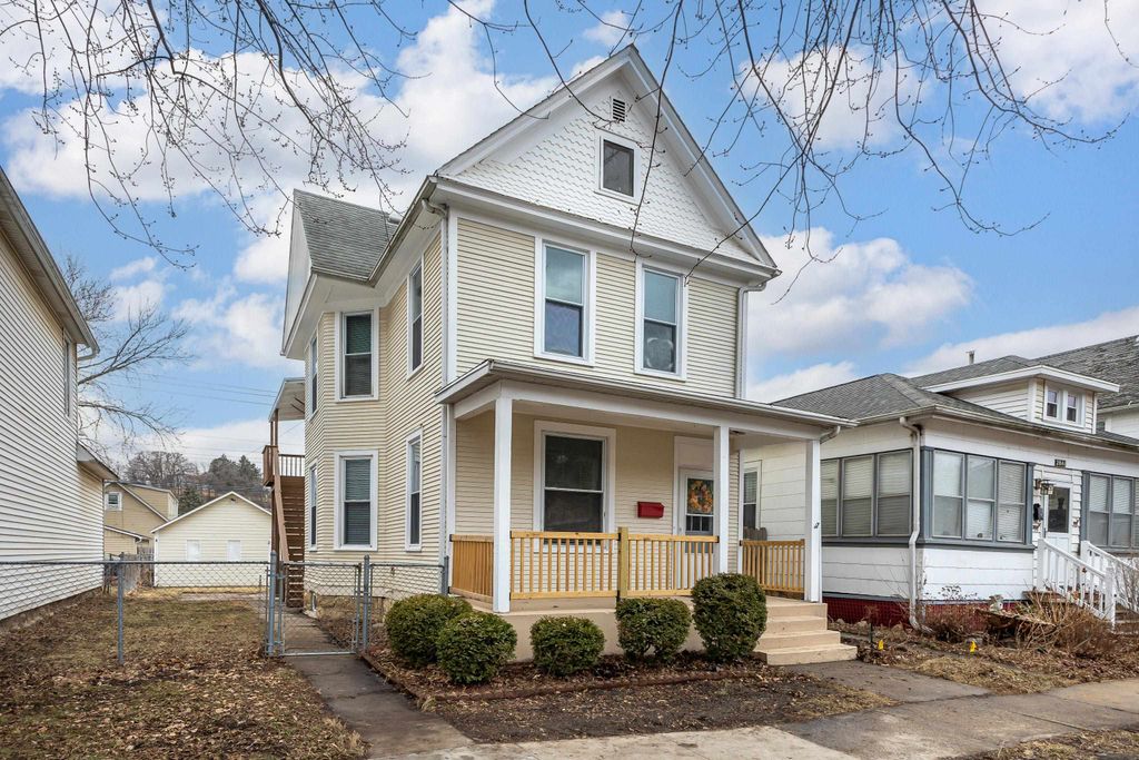 Photo of 2839 Elm Street, Dubuque, IA 52001 (MLS # 154003)