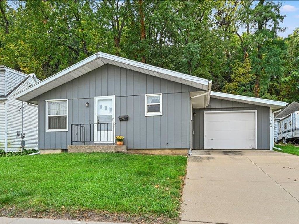 Photo of 2769 Central Avenue, Dubuque, IA 52001 (MLS # 153250)