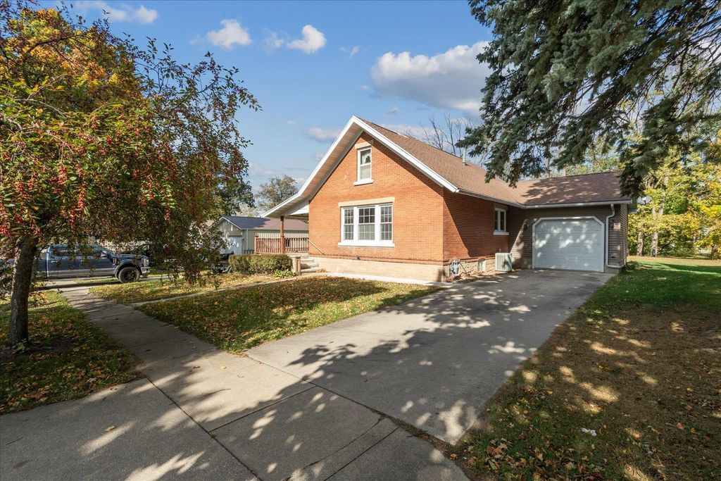 Photo of 307 SE 2nd Street, Hopkinton, IA 52237 (MLS # 153329)