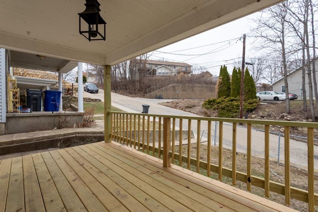 Photo of 638 W 8th Street, Dubuque, IA 52001 (MLS # 154126)