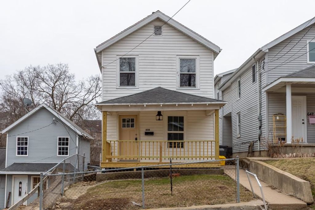 Photo of 638 W 8th Street, Dubuque, IA 52001 (MLS # 154126)