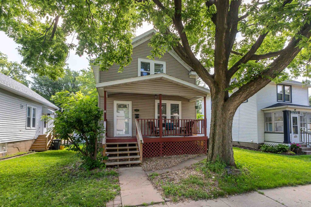 Photo of 392 Glen Oak Street, Dubuque, IA 52001 (MLS # 152858)