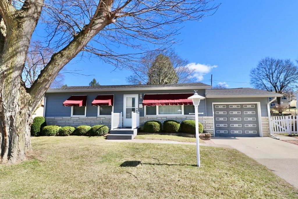 Photo of 2330 Evergreen Drive, Dubuque, IA 52001 (MLS # 154156)