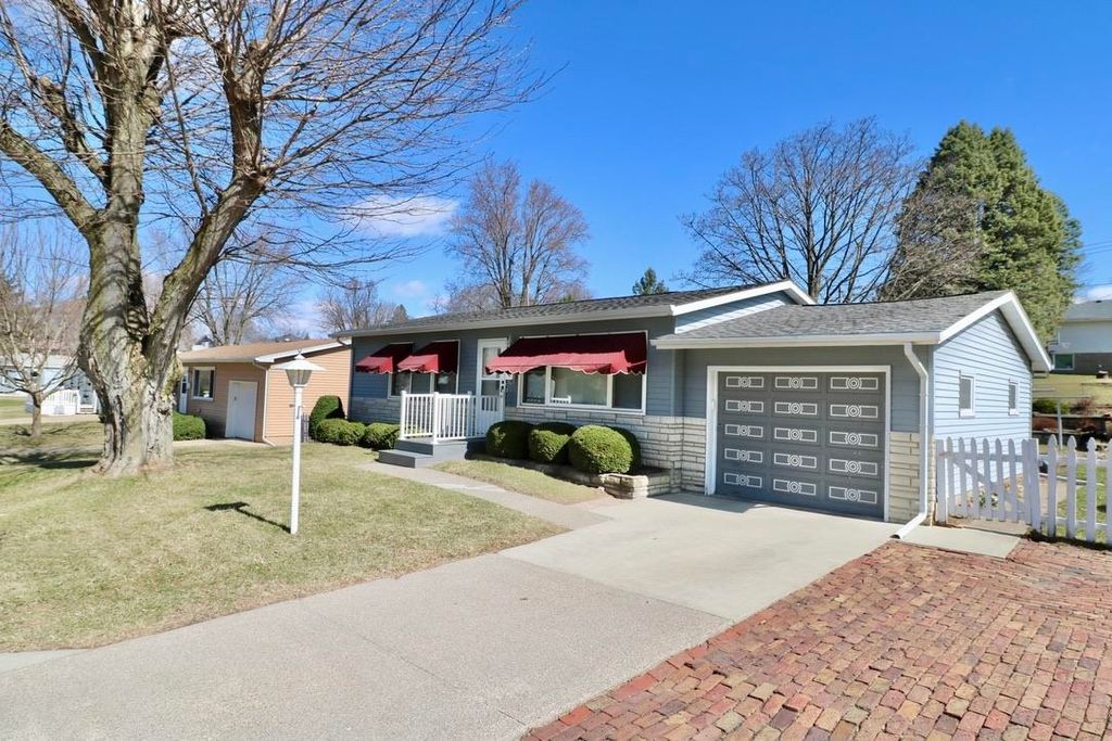 Photo of 2330 Evergreen Drive, Dubuque, IA 52001 (MLS # 154156)