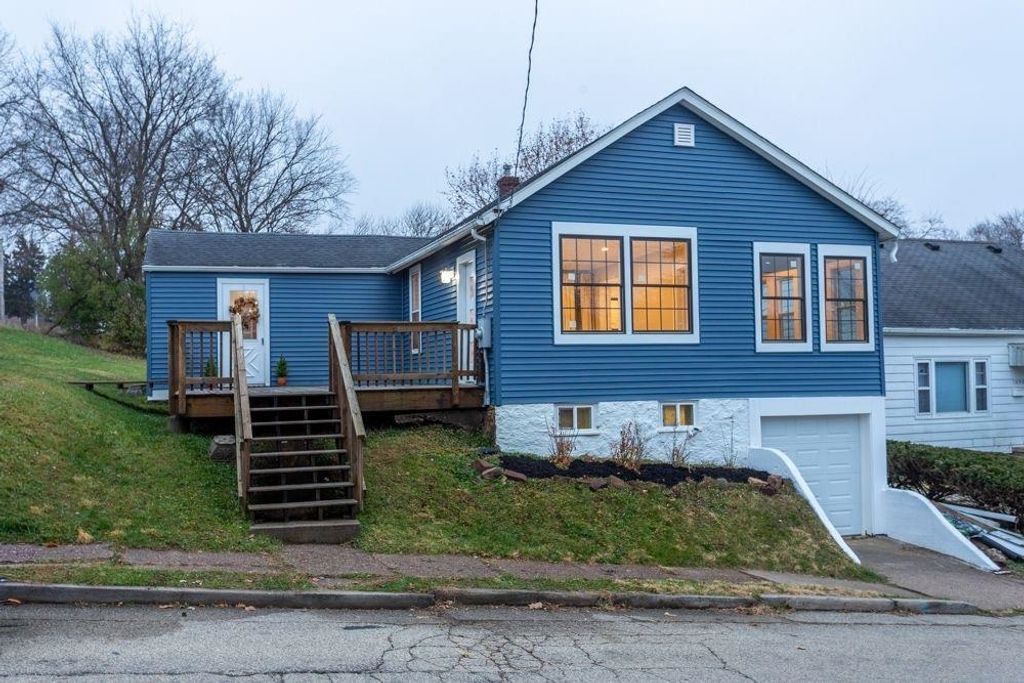 Photo of 1090 Edina Street, Dubuque, IA 52001 (MLS # 154046)