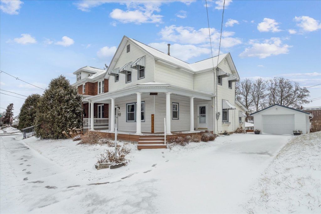 Photo of 1458 Mount Pleasant Street, Dubuque, IA 52001 (MLS # 154026)