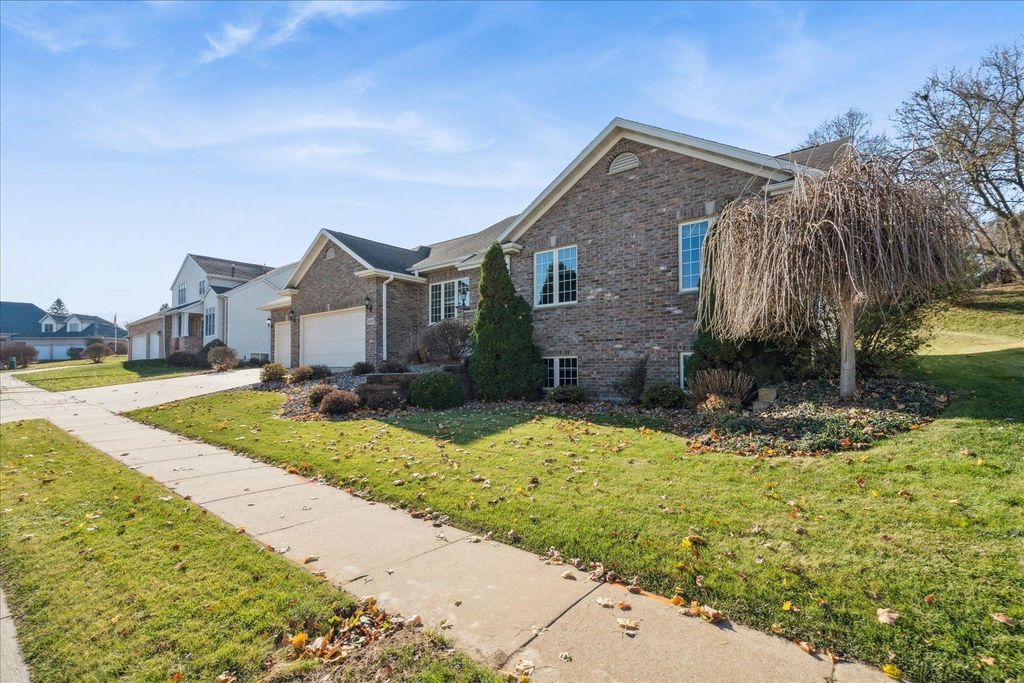 Photo of 2897 Thornwood Court, Dubuque, IA 52003 (MLS # 153506)