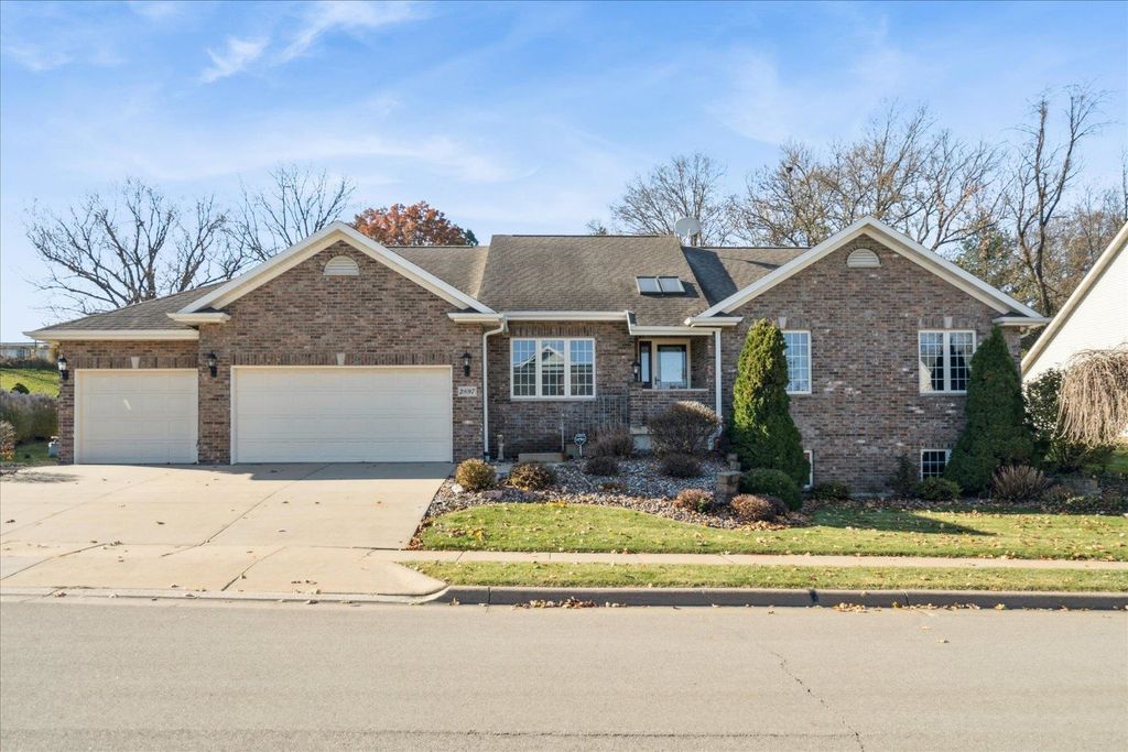 Photo of 2897 Thornwood Court, Dubuque, IA 52003 (MLS # 153506)