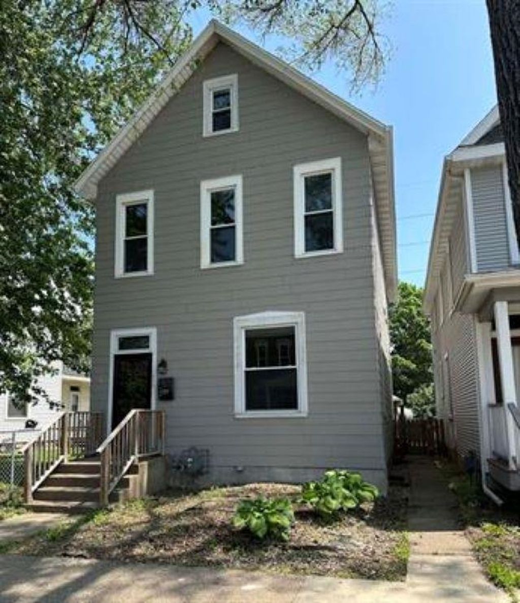 Photo of 1328 Jackson Street, Dubuque, IA 52001 (MLS # 152690)
