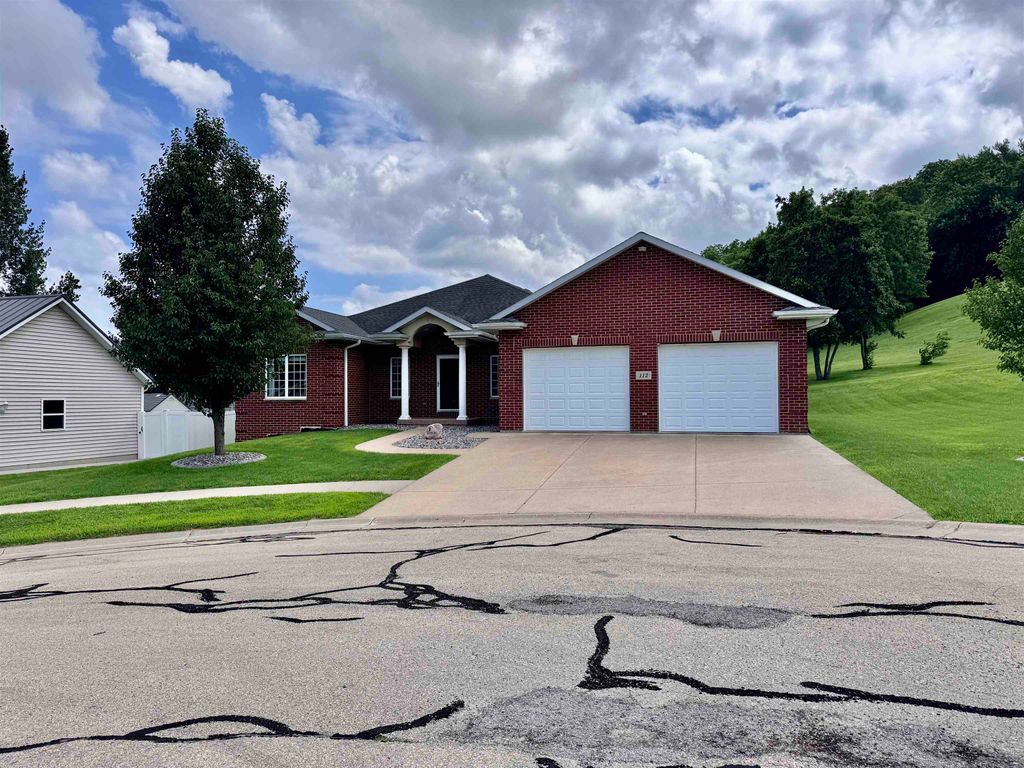 Photo of 112 Sunrise Court, Bellevue, IA 52031 (MLS # 152622)