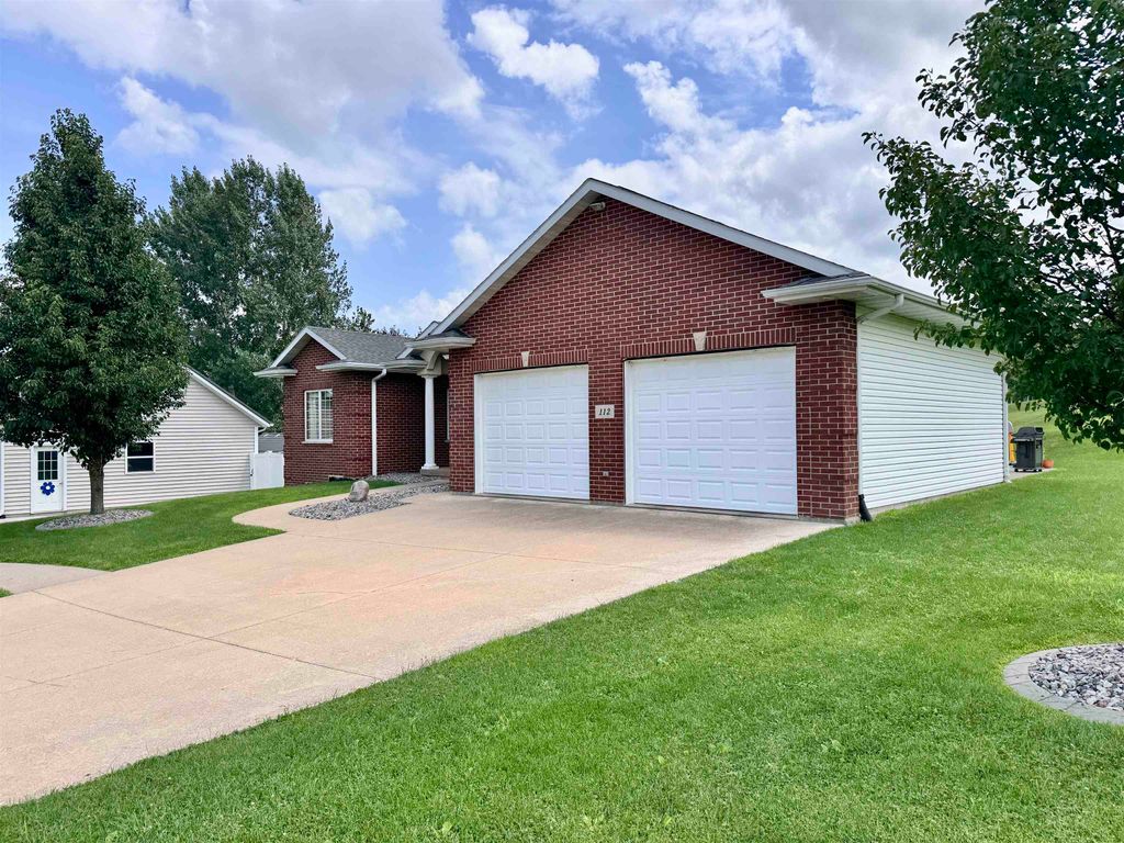 Photo of 112 Sunrise Court, Bellevue, IA 52031 (MLS # 152622)