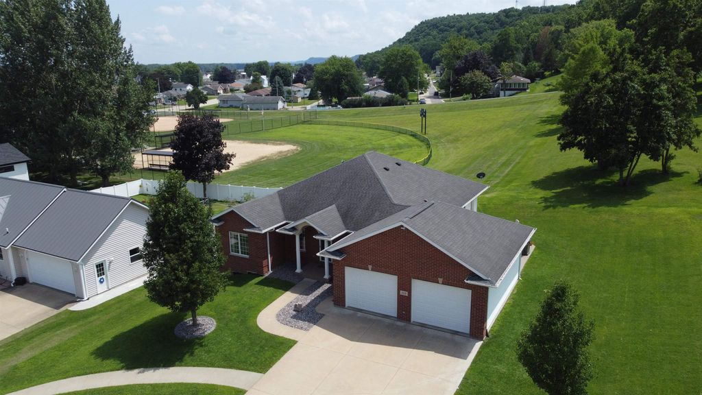 Photo of 112 Sunrise Court, Bellevue, IA 52031 (MLS # 152622)