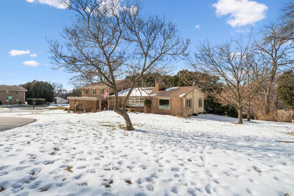 Photo of 965 Indian Ridge Ridge, Dubuque, IA 52003 (MLS # 153953)