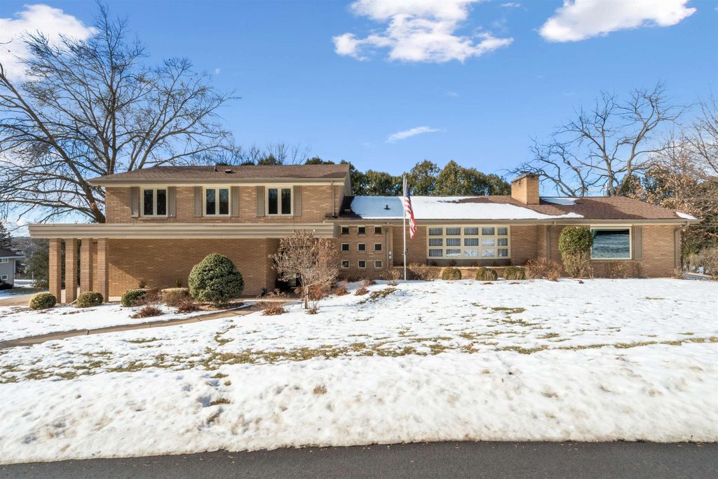 Photo of 965 Indian Ridge Ridge, Dubuque, IA 52003 (MLS # 153953)